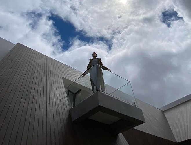 Không gian biệt thự được thiết kế theo từng khối hình chữ nhật khá độc đáo.