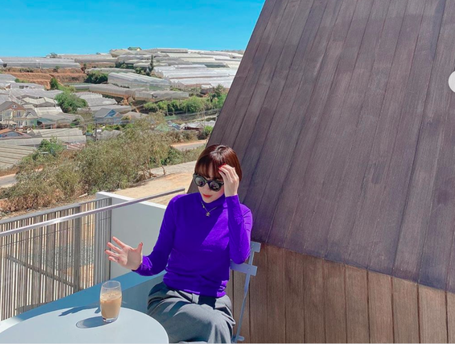 Cặp đôi còn thiết kế một khu sân thượng để uống trà, cà phê ngắm cảnh. Ảnh: NSCC.