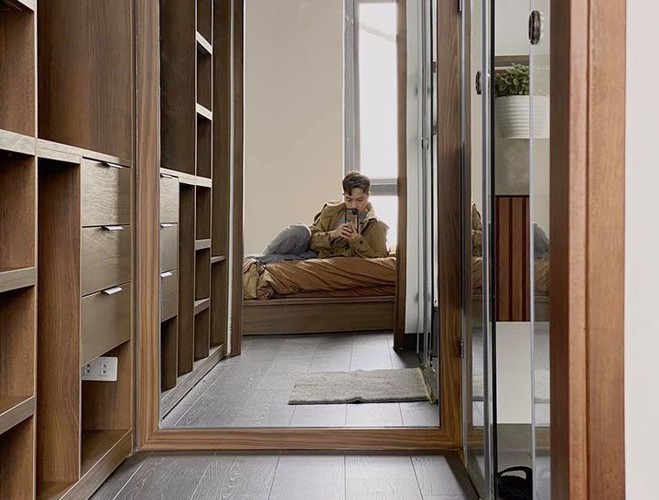 Phòng ngủ cho khách được bài trí nhiều hộc tủ nhỏ, lớn để đựng vật dụng.