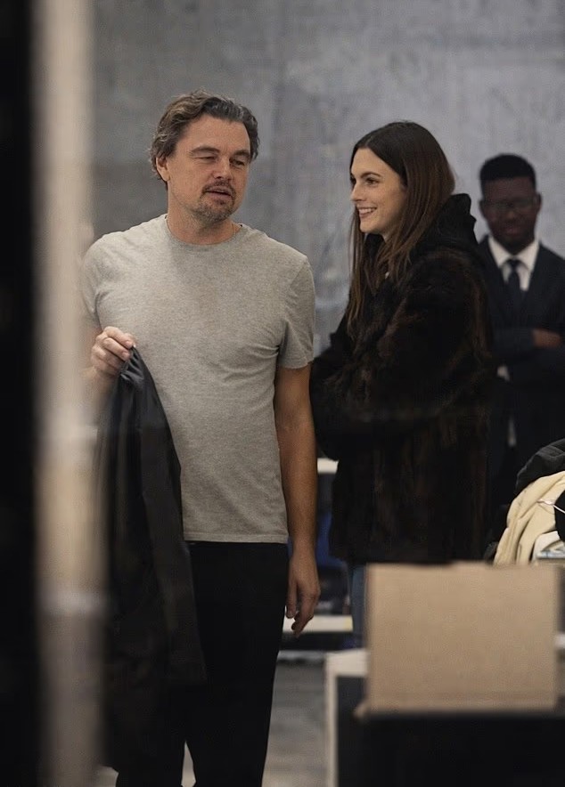 Tài tử 'Titanic' và Vittoria Ceretti được trông thấy say sưa mua đồ tại một số cửa hàng thời trang cao cấp, bao gồm Dior và Saint Laurent.