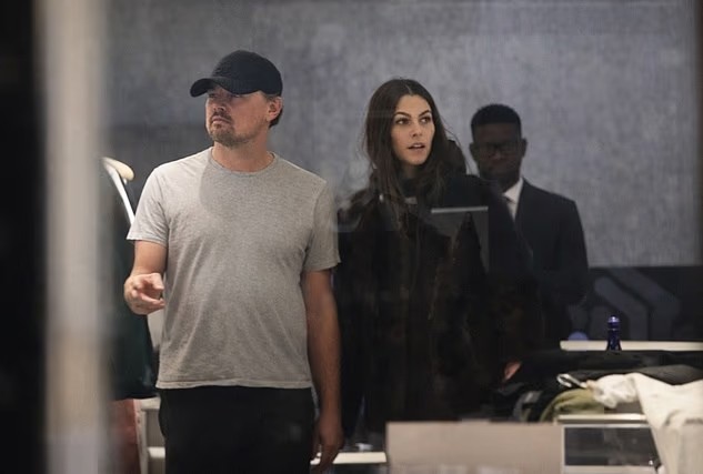 Buổi shopping của cặp sao diễn ra sau một tuần Leo bị châm chọc ở lễ trao giải Quả cầu vàng vì chuyện hẹn hò gái trẻ. Trên sân khấu, nữ MC Nikki Glaser ban đầu ca ngợi sự nghiệp lừng lẫy của Leo trước khi chuyển sang pha trò: 'Điều ấn tượng nhất là anh đã đạt được tất cả những thành tựu này trước khi bạn gái của anh bước sang tuổi 30". Câu nói khiến Leo bật cười, còn khán phòng vỗ tay hưởng ứng.