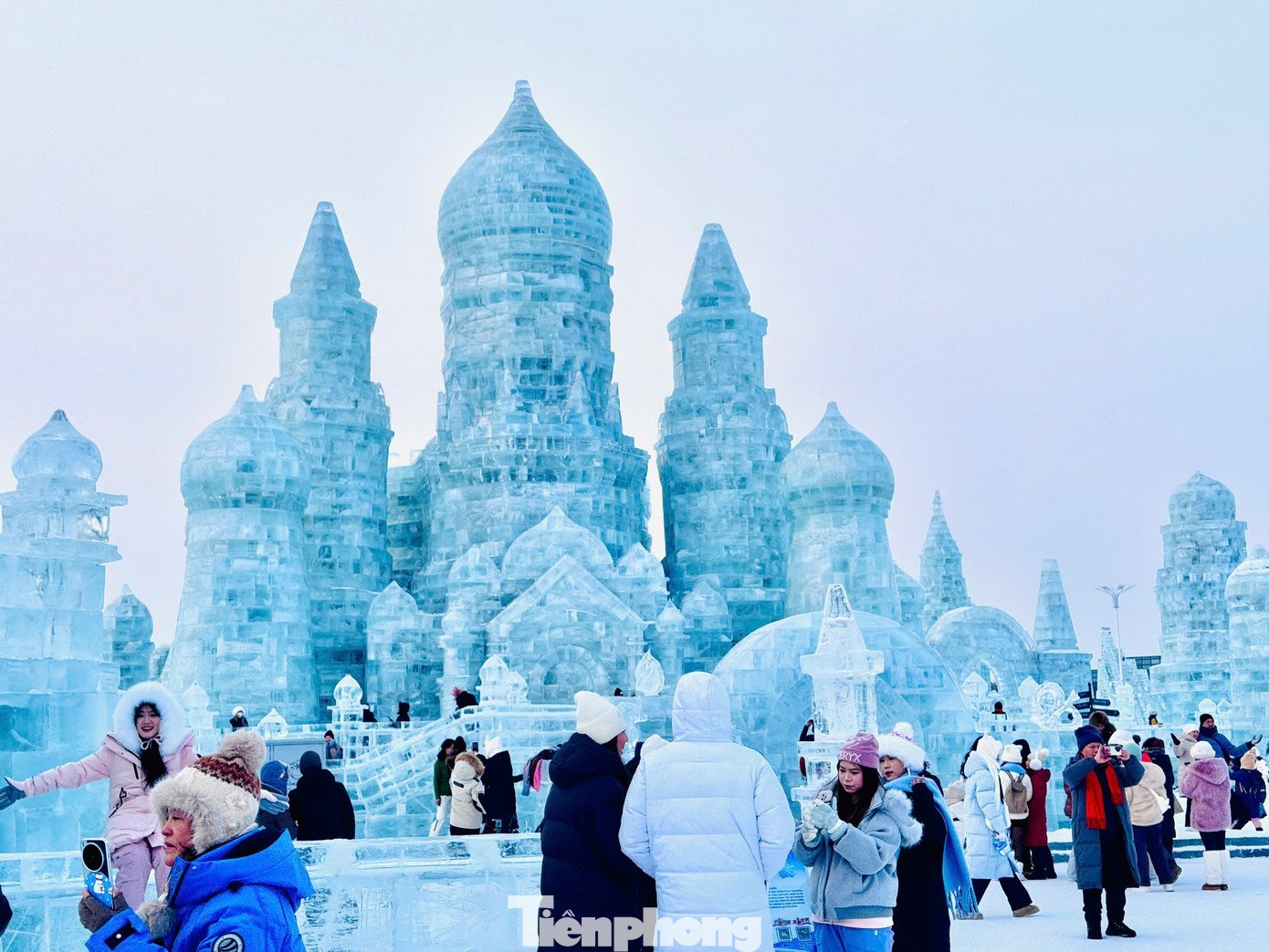 Công viên băng tuyết lớn nhất thế giới nằm tại Cáp Nhĩ Tân, thủ phủ tỉnh Hắc Long Giang (Đông Bắc Trung Quốc). Lễ hội Băng tuyết Quốc tế gây ấn tượng với quy mô kỷ lục 1,2 triệu m², sử dụng hàng trăm nghìn m³ băng từ sông Tùng Hoa để dựng nên các lâu đài, cung điện băng khổng lồ, kết hợp hệ thống chiếu sáng AI hiện đại.