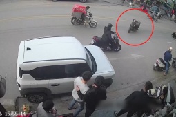 Clip: Hú hồn xe máy “không người lái” lao như tên bắn, đâm thẳng ô tô bên đường
