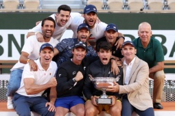 Ngôi sao trẻ khiến làng tennis sững sờ: Một mình chống lại đội ngũ “binh hùng tướng mạnh”