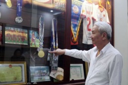 Bố cầu thủ Nguyễn Nhật Minh - U23 Việt Nam: Nhìn ra tố chất con trai từ món quà là quả bóng nhựa xanh