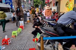 Dậy từ mờ sáng xếp hàng mua vàng, chuyên gia cảnh báo nguy cơ 'đu đỉnh'