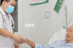 Người đàn ông đổ gục trên sân khi đang chơi tennis