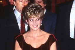 Loạt xiêm y mang dấu ấn huyền thoại Valentino