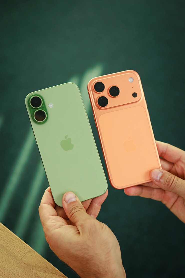 So sánh thiết kế giữa hai sản phẩm.