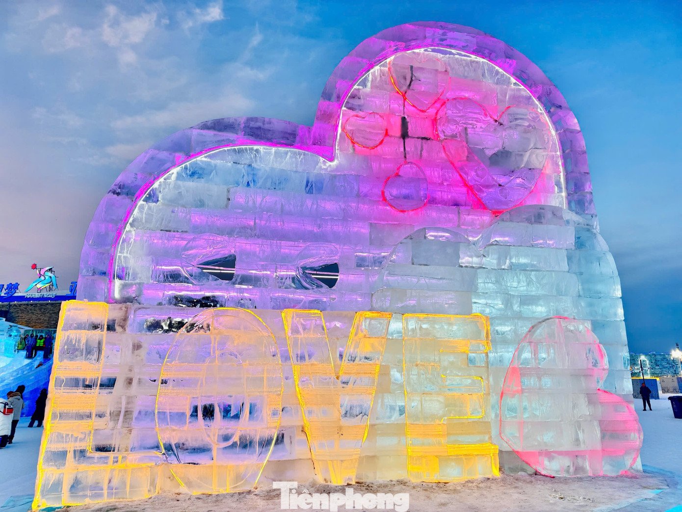 Lễ hội năm nay bổ sung nhiều cảnh quan mới, sân khấu ngoài trời và một công trình rộng tới 5.000m² được nâng bằng khí nén, cùng công nghệ chiếu sáng thông minh và tương tác AI để tạo trải nghiệm hấp dẫn hơn cho du khách quốc tế.