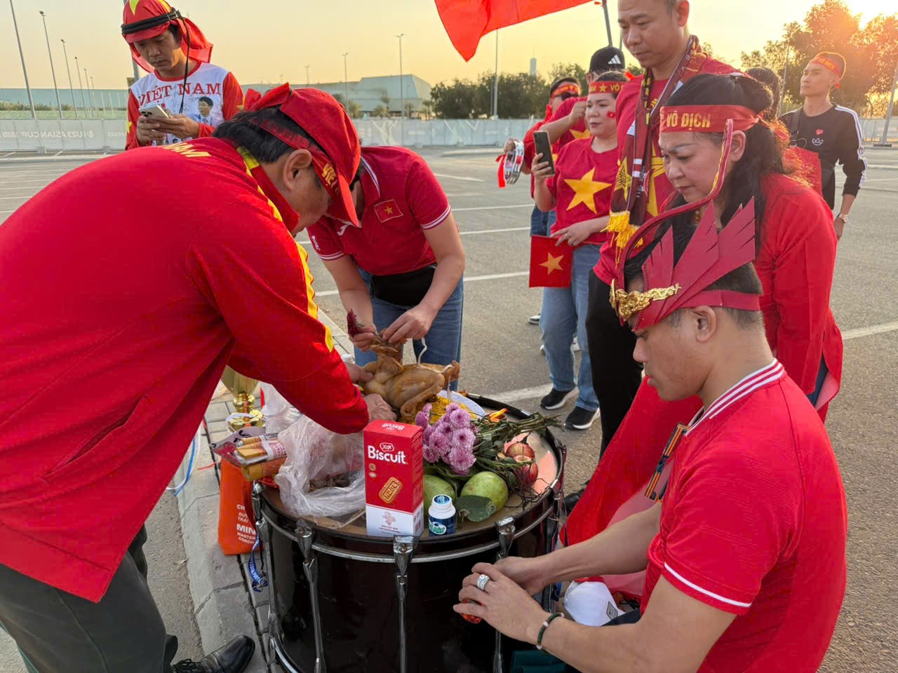 CĐV Việt Nam mang gà cúng sang Saudi Arabia, cầu U23 Việt Nam thắng Trung Quốc - 2