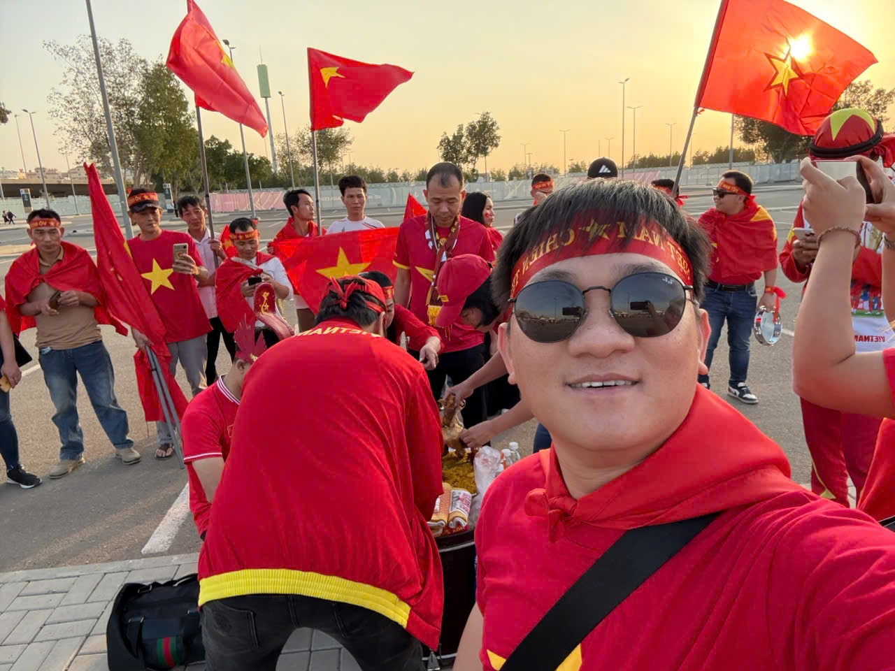 CĐV Việt Nam mang gà cúng sang Saudi Arabia, cầu U23 Việt Nam thắng Trung Quốc - 4