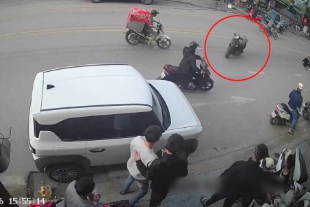 Clip: Hú hồn xe máy “không người lái” lao như tên bắn, đâm thẳng ô tô bên đường