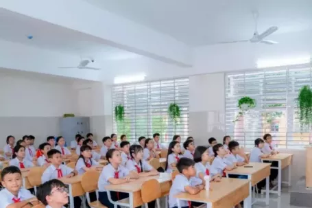 Phụ huynh ở TPHCM bức xúc vì phải đến họp sớm để giành 'chỗ đẹp' cho con