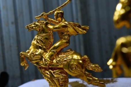 Ngắm linh vật ngựa dát vàng giá hàng chục triệu đồng