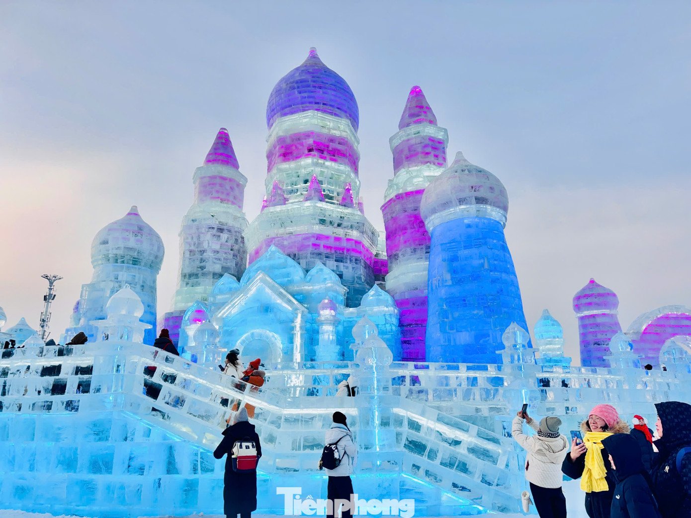 Lễ hội Băng tuyết Cáp Nhĩ Tân bắt nguồn từ lễ hội đèn lồng băng truyền thống năm 1963 tại Cáp Nhĩ Tân, ban đầu là sự kiện địa phương với đèn lồng băng và các tác phẩm nhỏ. Sau một thời gian gián đoạn, lễ hội được khôi phục từ năm 1985 và phát triển thành sự kiện quốc tế quy mô lớn có hàng triệu du khách tham gia mỗi mùa.