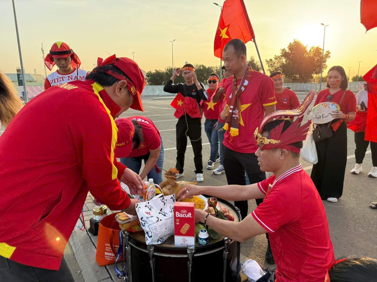 CĐV Việt Nam mang gà cúng sang Saudi Arabia, cầu U23 Việt Nam thắng Trung Quốc - 3