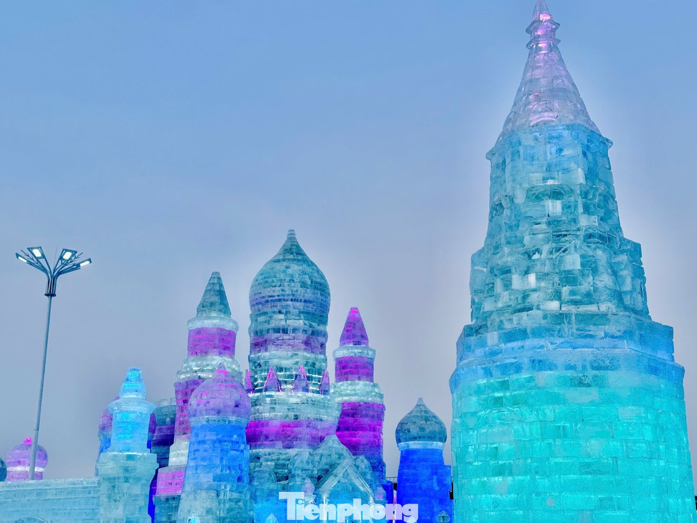 Lễ hội Băng tuyết Cáp Nhĩ Tân bắt nguồn từ lễ hội đèn lồng băng truyền thống năm 1963 tại Cáp Nhĩ Tân, ban đầu là sự kiện địa phương với đèn lồng băng và các tác phẩm nhỏ. Sau một thời gian gián đoạn, lễ hội được khôi phục từ năm 1985 và phát triển thành sự kiện quốc tế quy mô lớn có hàng triệu du khách tham gia mỗi mùa.