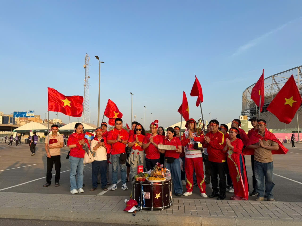 CĐV Việt Nam mang gà cúng sang Saudi Arabia, cầu U23 Việt Nam thắng Trung Quốc - 5