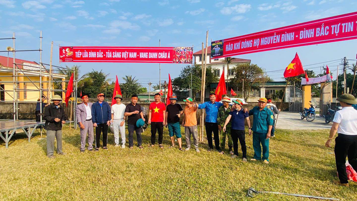 Từ thanh niên, đến người già đều háo hức góp sức cổ vũ cho người con quê hương