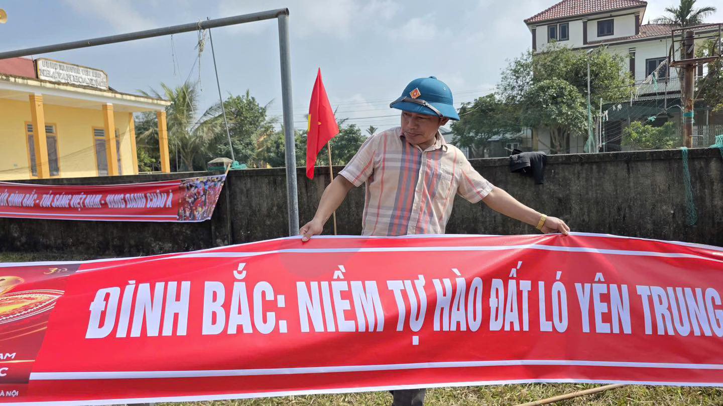 Băng rôn cổ vũ "Đình Bắc: Niềm tự hào đất ló Yên Trung,&nbsp;Nghệ An quê choa”