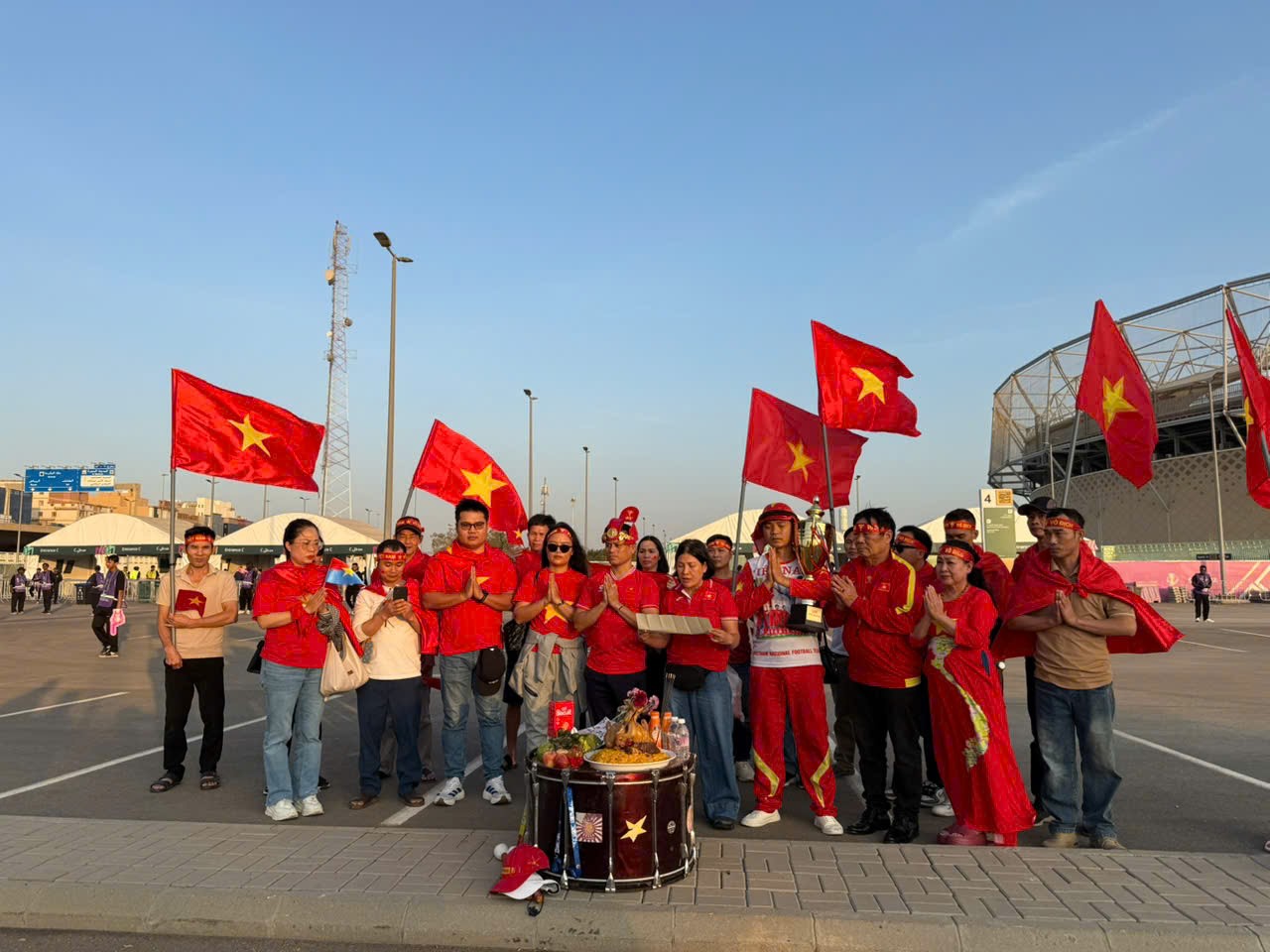 CĐV Việt Nam mang gà cúng sang Saudi Arabia, cầu U23 Việt Nam thắng Trung Quốc - 7