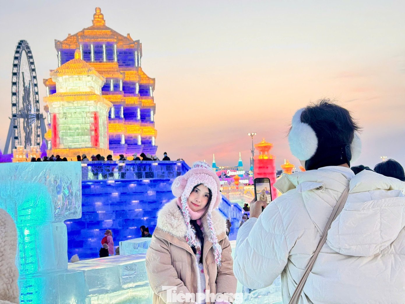 Công viên được thiết kế với 3 trục cảnh quan chính, mỗi khu vực đều có kiến trúc băng tuyết đặc sắc, tạo nên không gian chụp ảnh, tham quan và trải nghiệm nghệ thuật mùa đông hấp dẫn. Sự kiện thu hút đông du khách hào hứng tham gia các trải nghiệm.