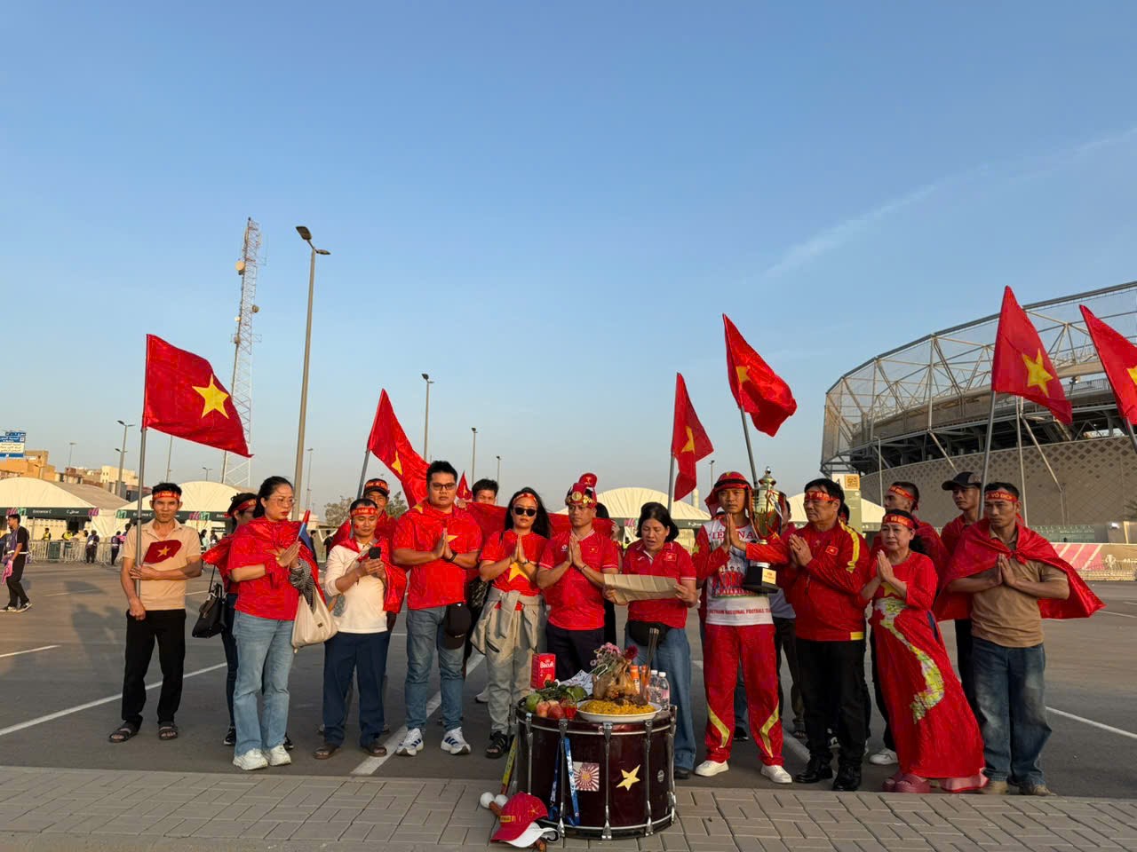 CĐV Việt Nam mang gà cúng sang Saudi Arabia, cầu U23 Việt Nam thắng Trung Quốc - 6