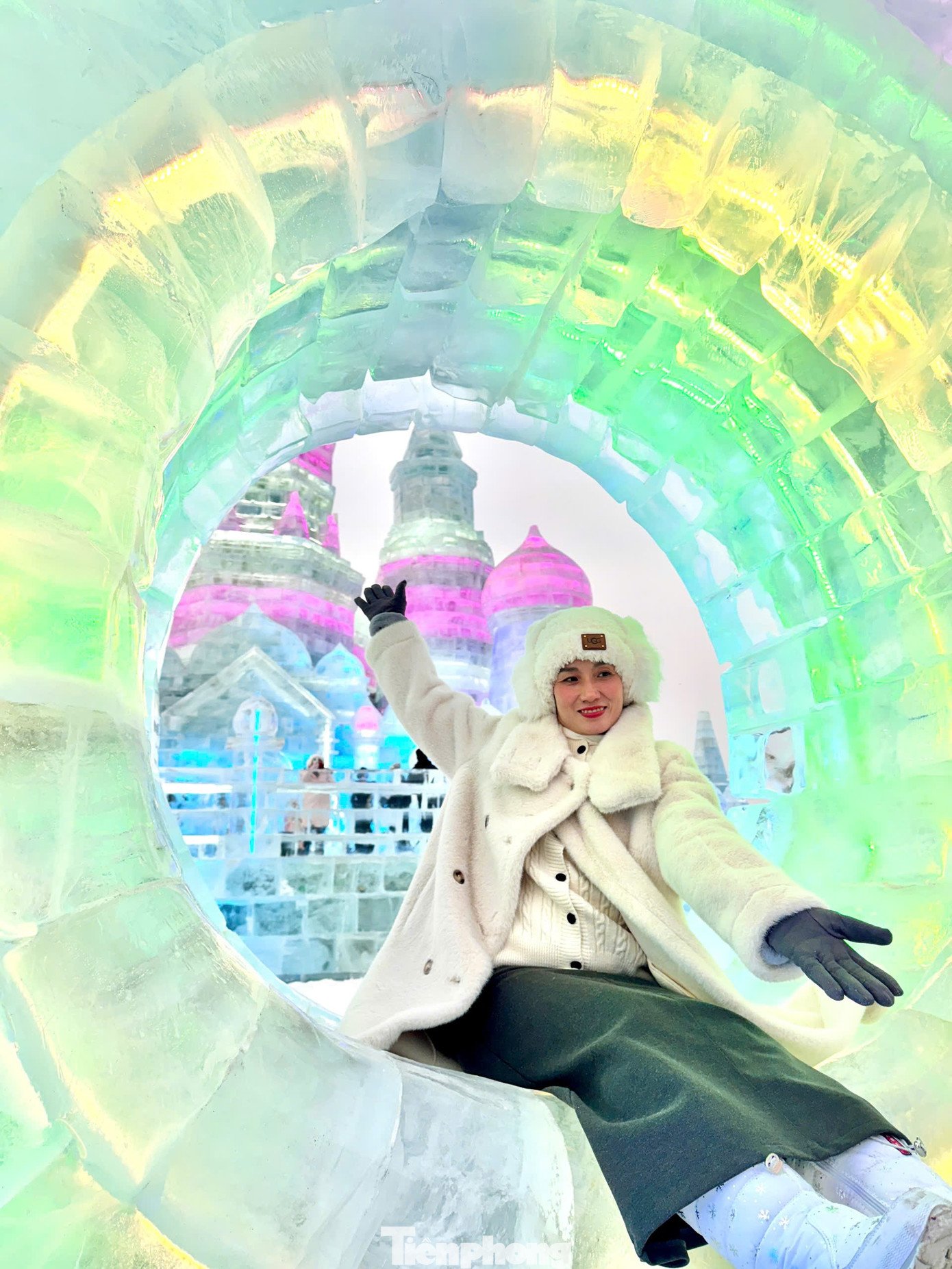 Năm nay, chủ đề “Ice and Snow, Fairy Tale World” mang đến trải nghiệm như bước vào thế giới cổ tích mùa đông, với nghệ thuật điêu khắc băng tuyết tinh xảo và không gian tương tác độc đáo cho du khách.