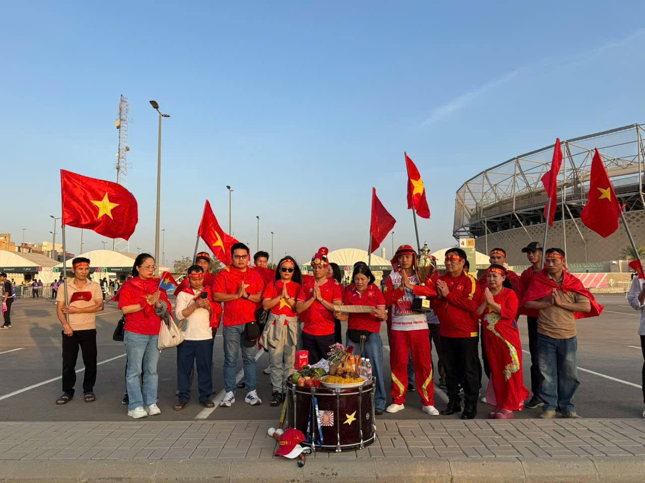CĐV Việt Nam mang gà cúng sang Saudi Arabia, cầu U23 Việt Nam thắng Trung Quốc - 9