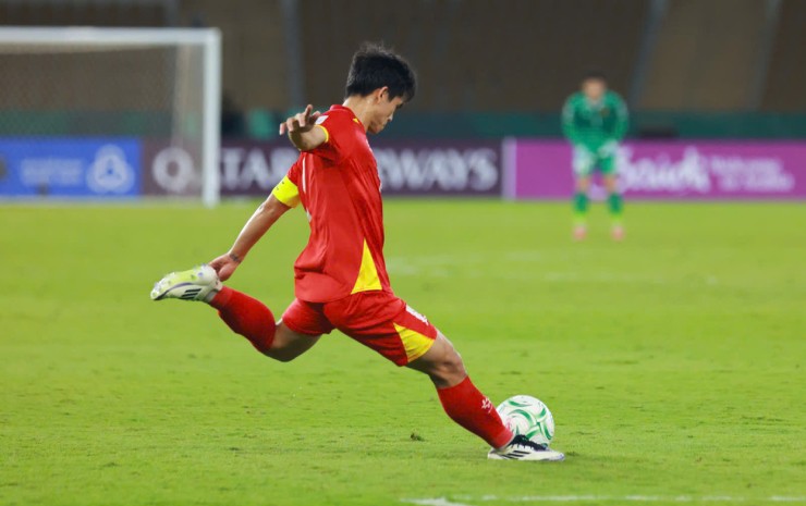 Khuất Văn Khang có cơ hội uy hiếp khung thành U23 Trung Quốc với cú đá phạt nguy hiểm (Ảnh: Ted Trần)