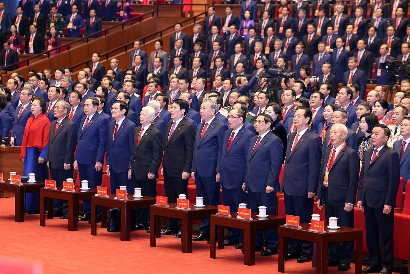 Lãnh đạo Đảng, Nhà nước và các đại biểu thực hiện nghi thức chào cờ. Ảnh: TTXVN