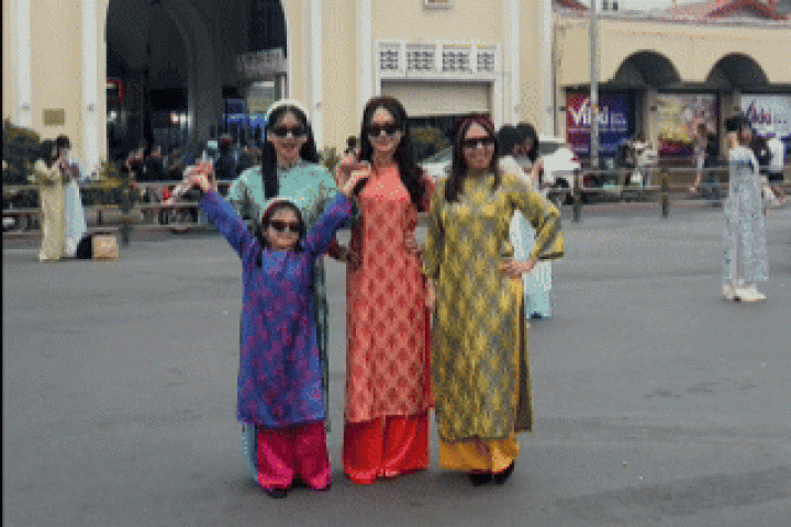 Vượt hàng trăm km từ Hà Nội, Lâm Đồng vào TP HCM chụp ảnh Tết