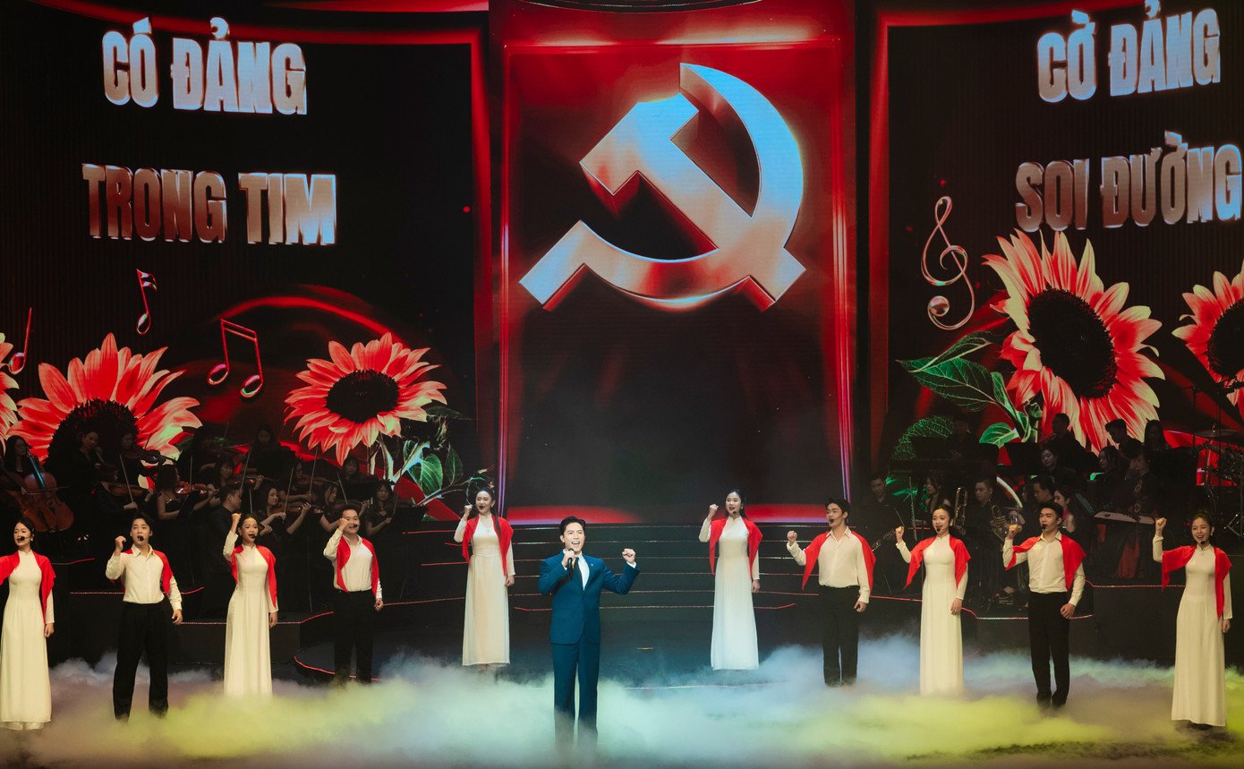 Anh Tú lần đầu giới thiệu ca khúc Thưa Đảng ở chương trình Mãi mãi niềm tin theo Đảng.