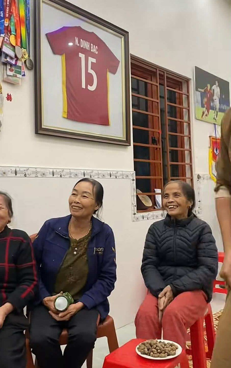 Đầu giờ tối 20/1, nhiều người dân đã có mặt tại nhà Đình Bắc để chuẩn bị cổ vũ U23 Việt Nam