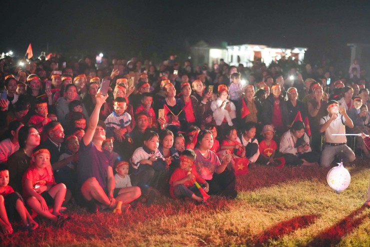 Đình Bắc đón tin vui: 10.000 bà con quê nhà đất ló Yên Trung "tiếp lửa" từ xa - 2