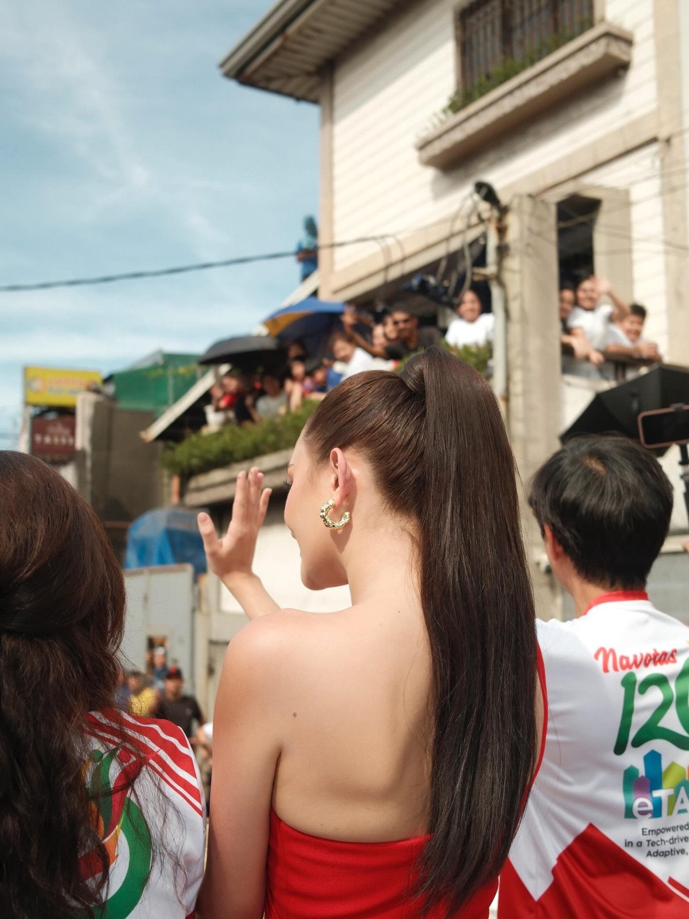 Ahtisa Manalo đi diễu hành ở Navotas City, Philippines hôm 18/1.