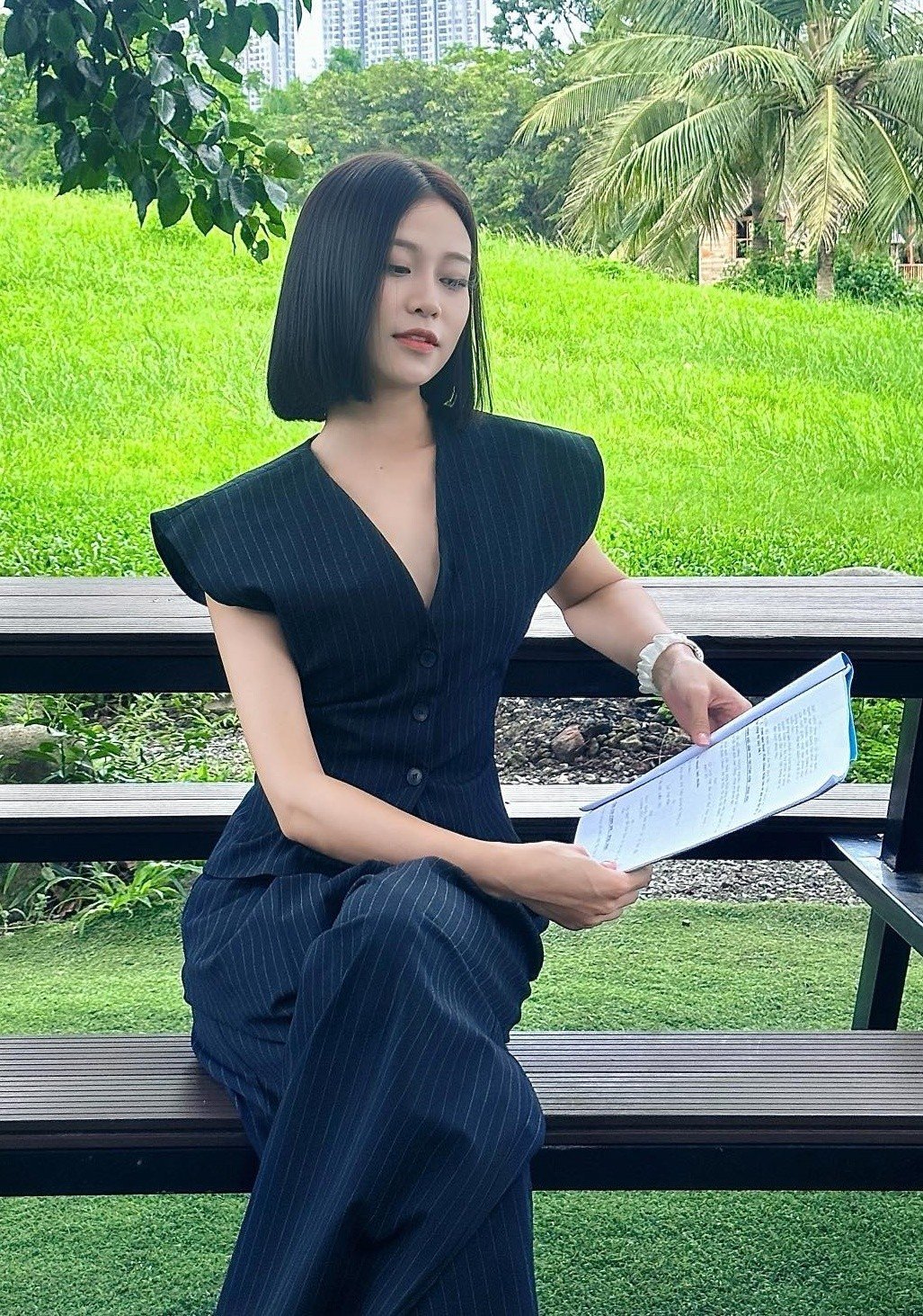 Nhưng bỏ qua phần trang phục lúc đẹp lúc bất ổn, Tú vẫn là một nữ chính ấn tượng và đầy mới mẻ của phim giờ vàng VTV.