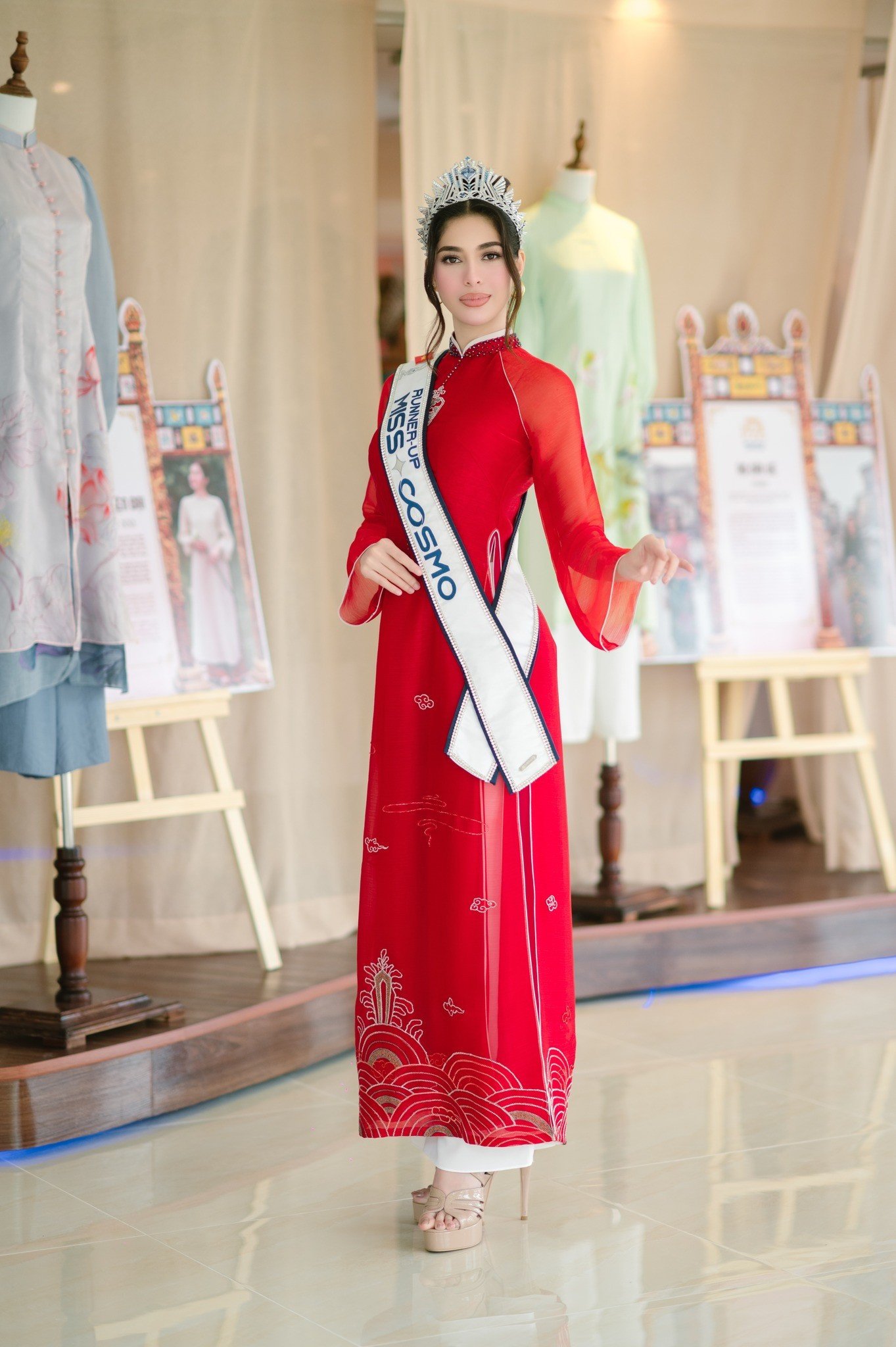 Top 2 Miss Cosmo 2025 "chuẩn dâu Việt": Mặc áo bà ba, tập gói bánh chưng - 11