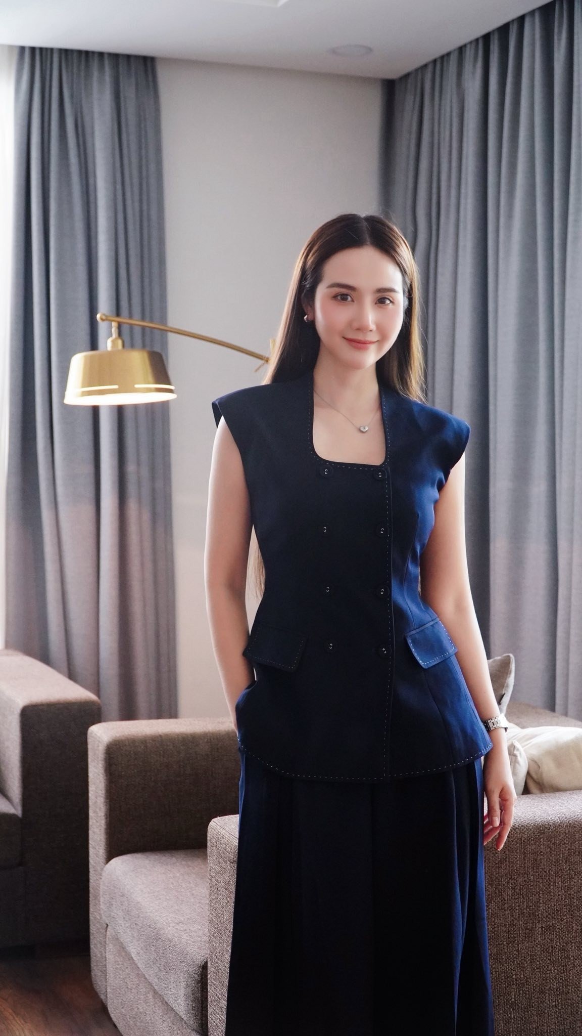 Xem Cách Em 1 Milimet, ai cũng khen Huyền Lizzie có gu ăn mặc quá ổn, set đồ nào cũng sang trọng, thời thượng mà thanh lịch. Chưa kể style này được cô giữ thống nhất từ khi nhân vật Ngân còn trẻ đến lúc trưởng thành.