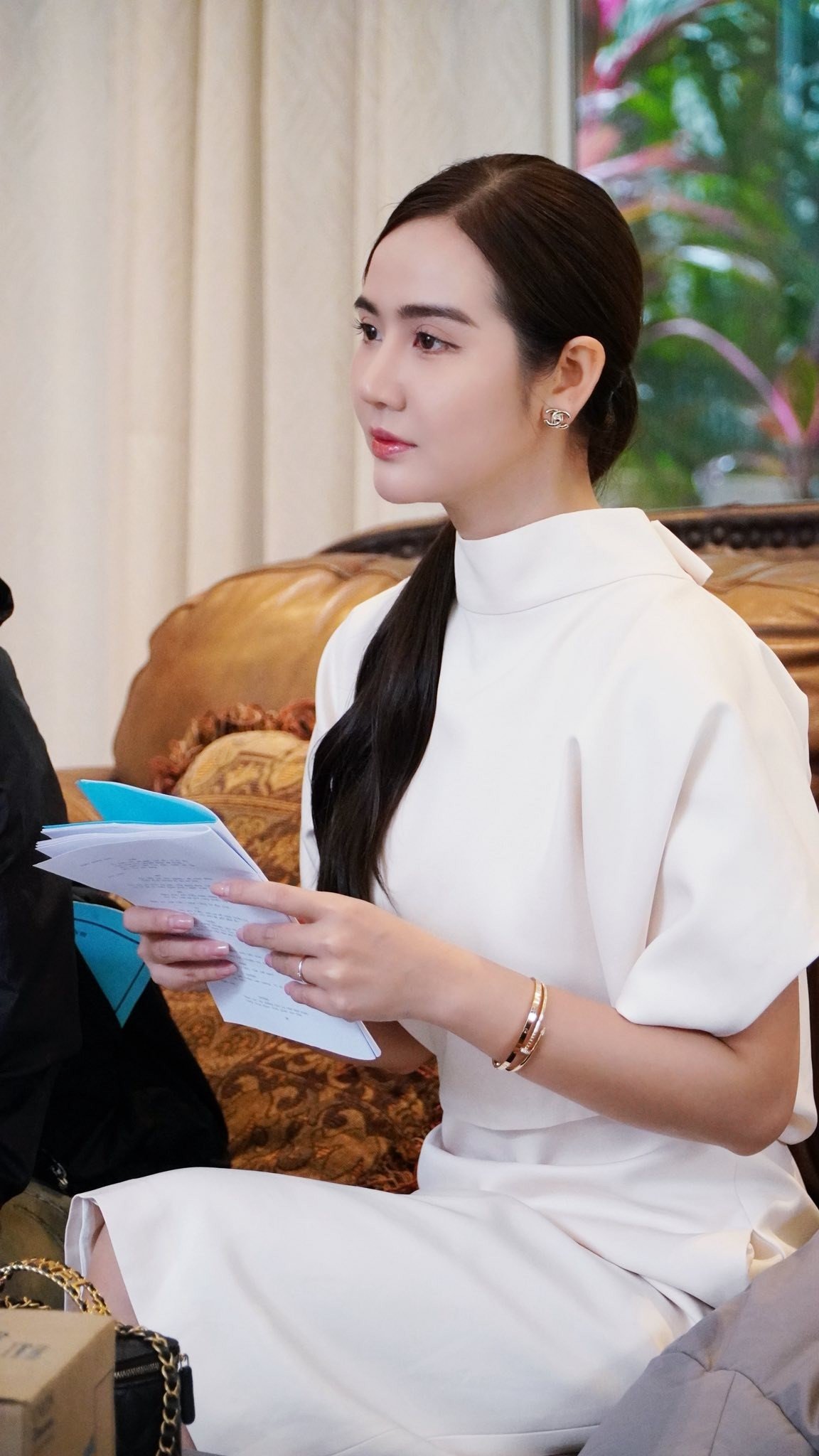 Xem Cách Em 1 Milimet, ai cũng khen Huyền Lizzie có gu ăn mặc quá ổn, set đồ nào cũng sang trọng, thời thượng mà thanh lịch. Chưa kể style này được cô giữ thống nhất từ khi nhân vật Ngân còn trẻ đến lúc trưởng thành.