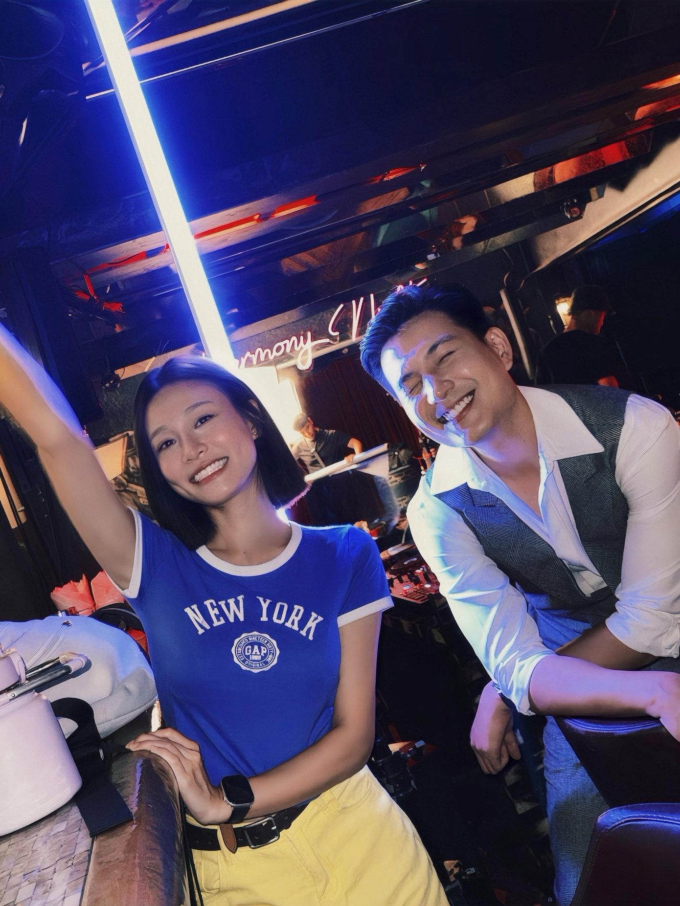 Ngược lại, nữ chính Tú lại có phong cách đa dạng đến mức khó hiểu. Tú là cô nàng cá tính, mạnh mẽ nên tất nhiên phong cách cũng không thể dịu dàng nền nã như Ngân. Khi còn trẻ, cô đầy phóng khoáng với áo thun bó kèm quần jeans ống rộng.