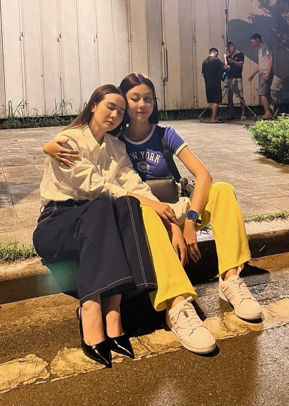 Ngược lại, nữ chính Tú lại có phong cách đa dạng đến mức khó hiểu. Tú là cô nàng cá tính, mạnh mẽ nên tất nhiên phong cách cũng không thể dịu dàng nền nã như Ngân. Khi còn trẻ, cô đầy phóng khoáng với áo thun bó kèm quần jeans ống rộng.