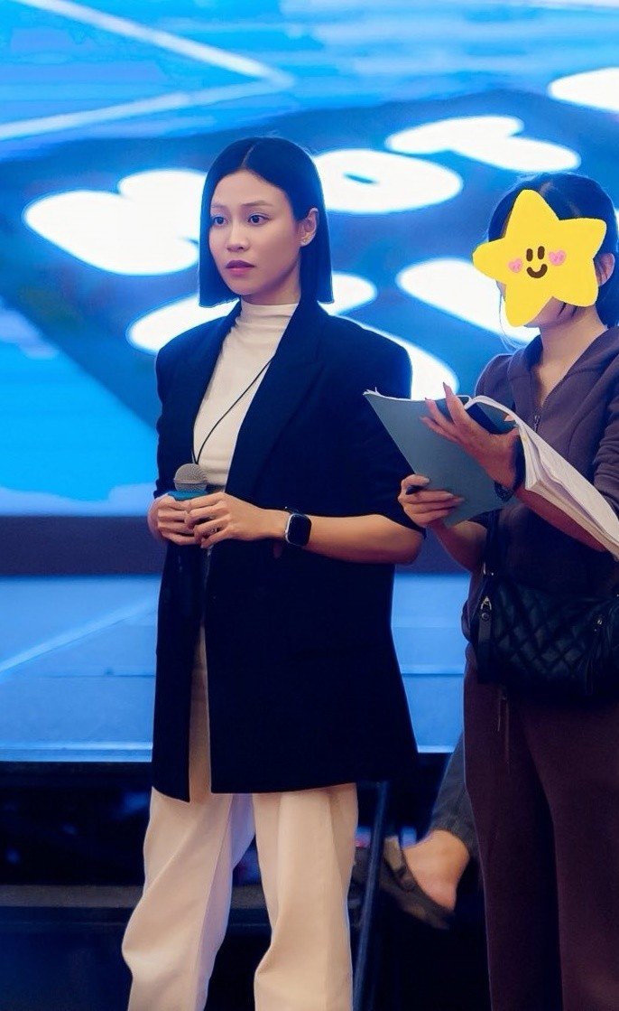 Đến khi đi làm, Tú cũng chọn cho mình những bộ vest ấn tượng đúng với tính cách của cô. Khi thì kết hợp vest đen dài với áo cao cổ, lúc lại mềm mại với set đồ hồng nhạt đính nơ.