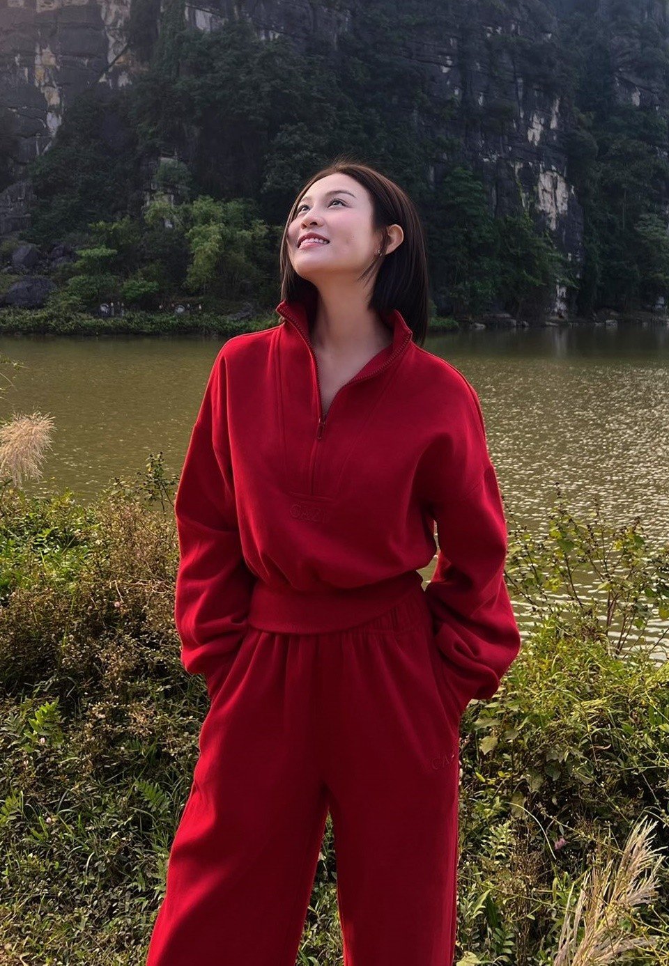 Trong các cảnh quay về làng Mây, nữ chính Tú càng có những trang phục khó có thể khen ngợi. Quỳnh Châu chọn các set đồ kiểu thể thao đồng bộ nhưng lại không tôn dáng vì kiểu dáng lùng bùng.