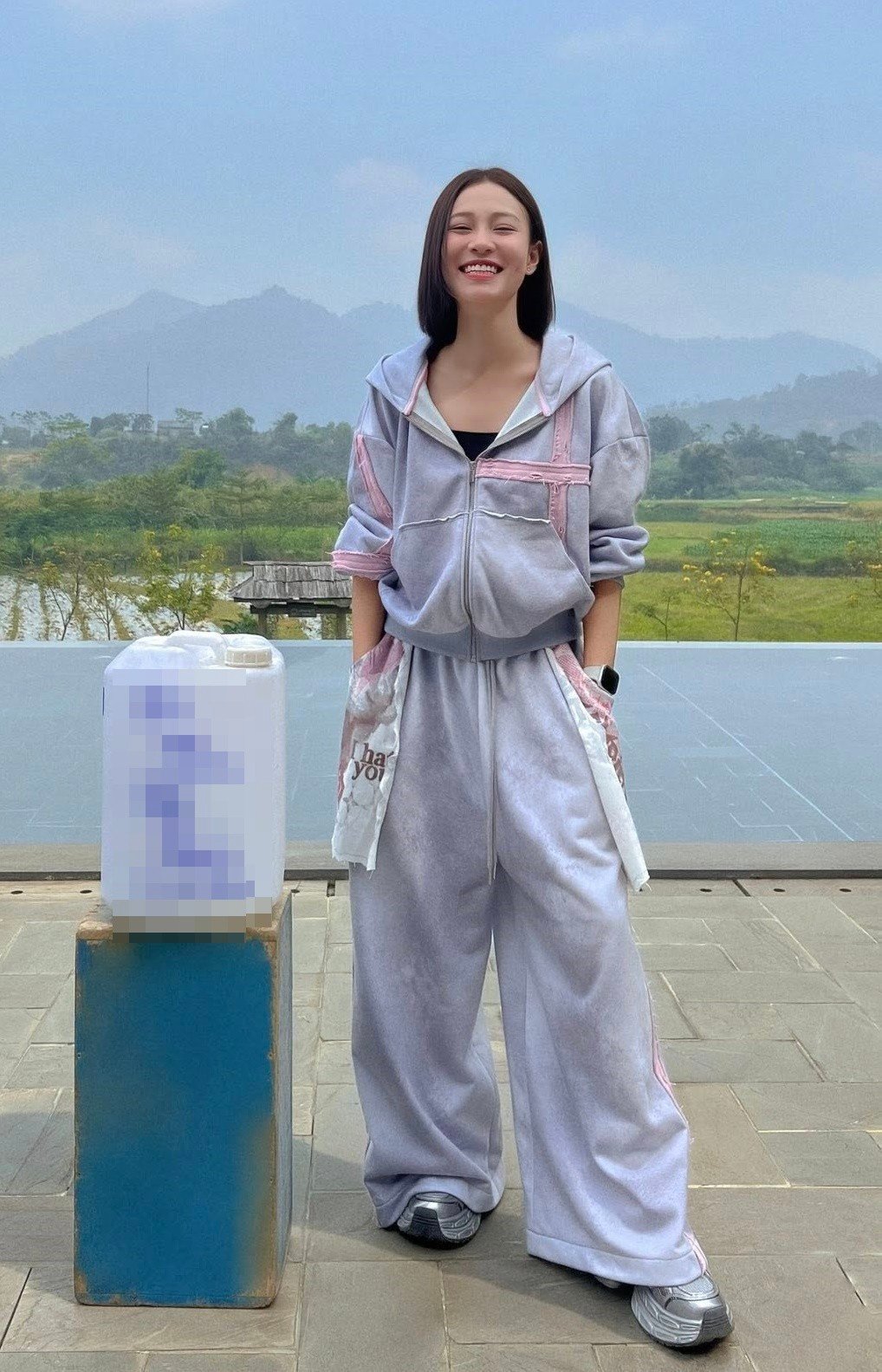 Trong các cảnh quay về làng Mây, nữ chính Tú càng có những trang phục khó có thể khen ngợi. Quỳnh Châu chọn các set đồ kiểu thể thao đồng bộ nhưng lại không tôn dáng vì kiểu dáng lùng bùng.