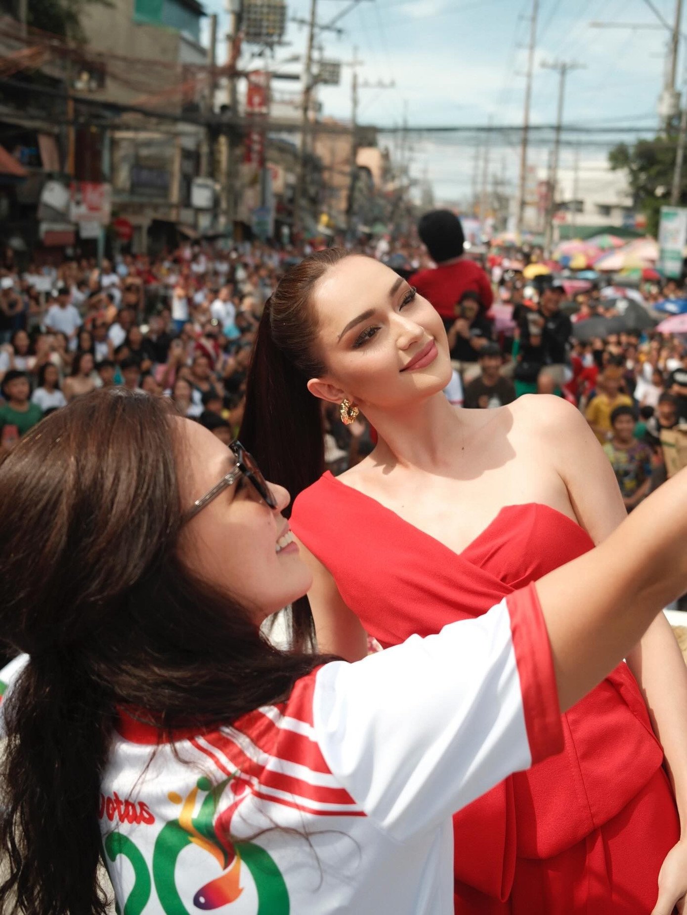 Ahtisa Manalo đi diễu hành ở Navotas City, Philippines hôm 18/1.