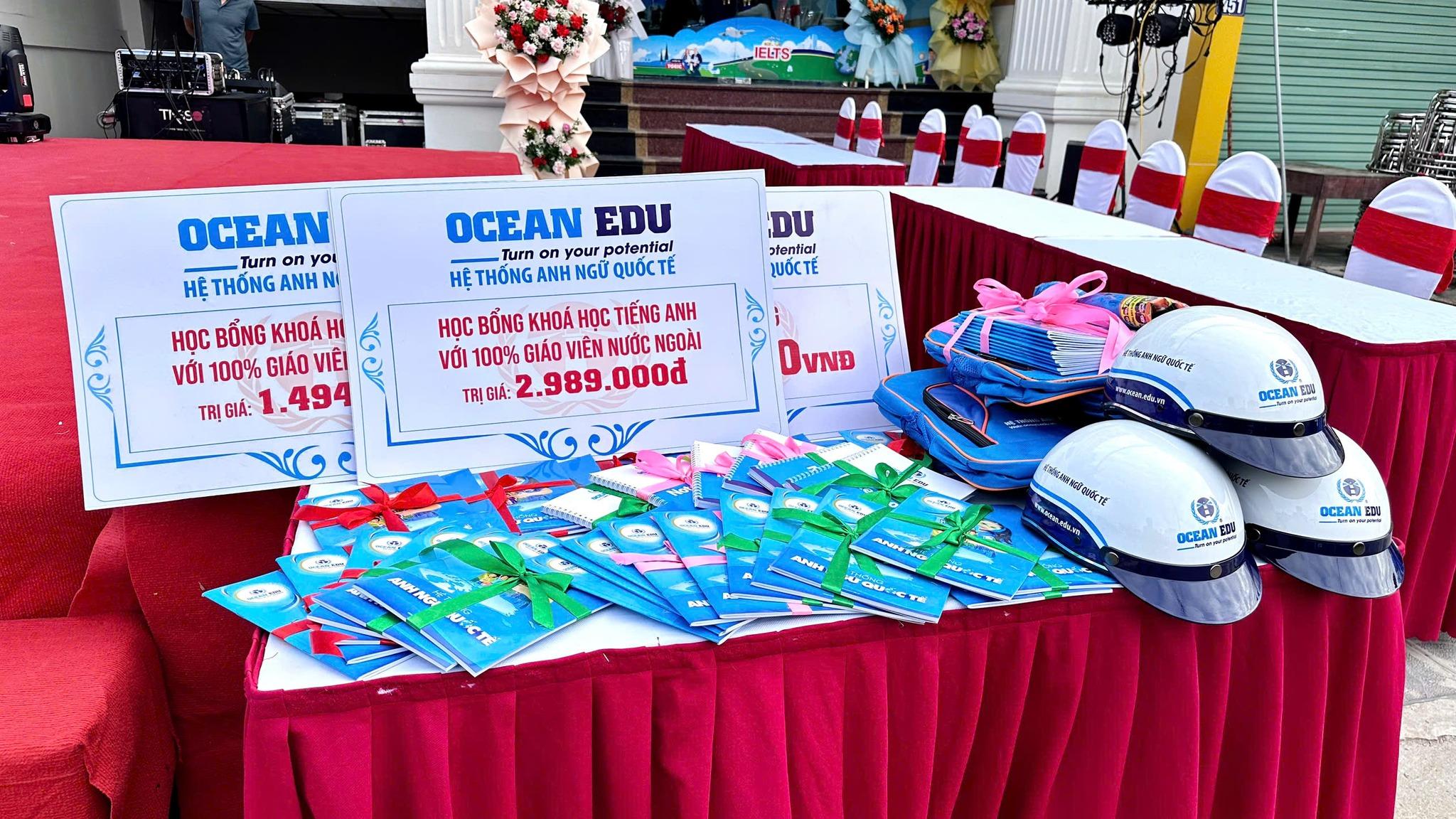 Mũ bảo hiểm Ocean Edu cùng học phẩm và học bổng được chuẩn bị trao tặng học sinh trong khuôn khổ chiến dịch.