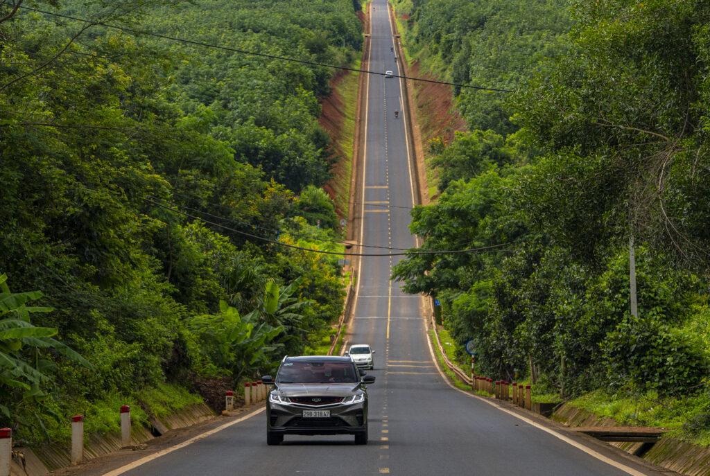 Geely Coolray đã chạy 75.000 km chỉ trong 8 tháng. Trong suốt hành trình thử nghiệm cùng các chuyên gia, Coolray đã thực hiện 4 lần xuyên Việt, di chuyển liên tục trung bình 600 km mỗi ngày (tính trên các giai đoạn cao điểm) qua đủ mọi loại địa hình và điều kiện thời tiết tại Việt Nam.