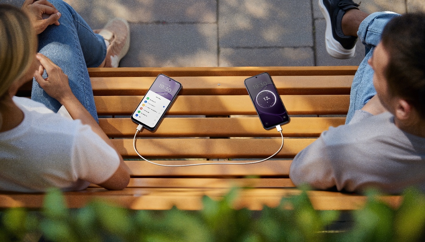 OPPO A6x còn có thể đóng vai trò như 1 cục sạc dự phòng đúng nghĩa với khả năng sạc ngược cứu cánh trong những tình huống cấp bách